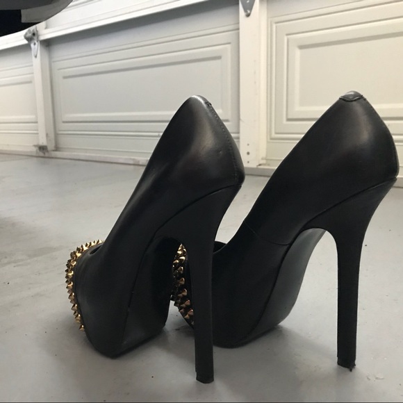 Heels with gold pin - Picture 5 of 6